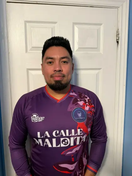 Christian Vazquez, portero de La Calle Maldita, con la camiseta morada del equipo