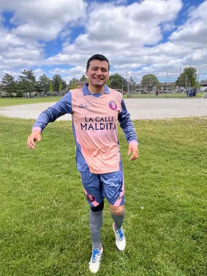 Rubén Uribe, defensa central de La Calle Maldita, con el uniforme salmón del equipo en una cancha de pasto