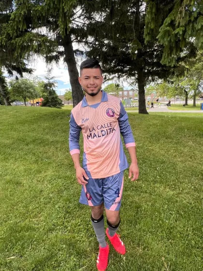 Luis Trinidad, defensa central de La Calle Maldita, con el uniforme salmón del equipo en una cancha de pasto