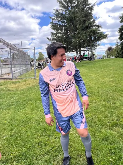 Daniel Velázquez, centrocampista de La Calle Maldita, con el uniforme salmón del equipo en una cancha de pasto